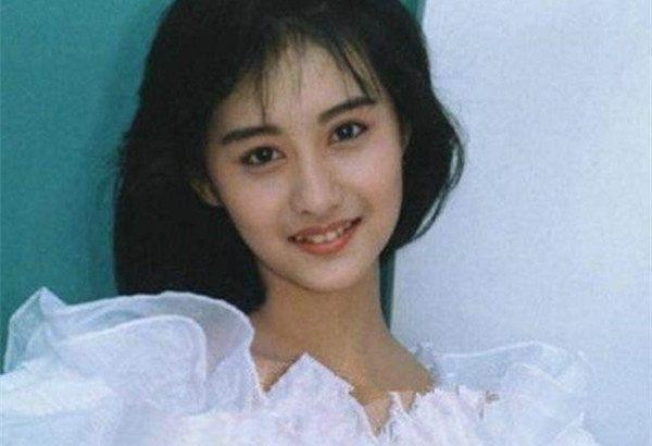 她曾是琼瑶女郎，37岁嫁入豪门，如今44岁美如少女却没孩子！