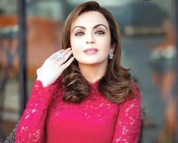 她就是妮塔·安巴尼(nita ambani),一个出生于印度普通的中产家庭