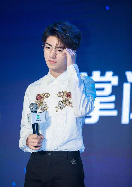 陈立农王俊凯粉丝互撕,两人的服装造型新歌都