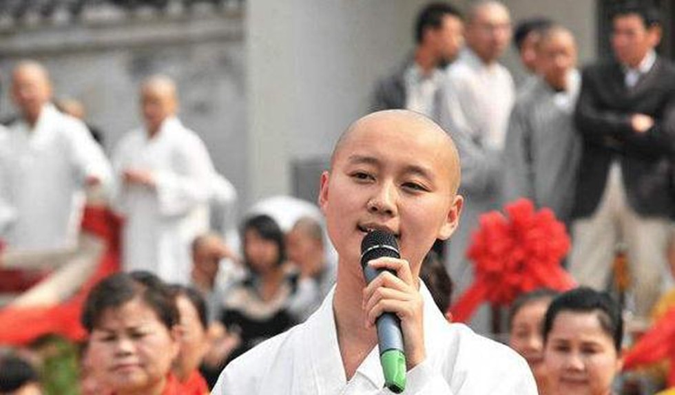 她被称为中国最美尼姑,因一张游客拍的照片走红,毕业