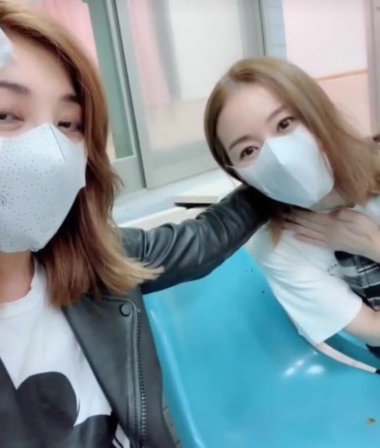 梁静茹被虎头蜂袭击哭到眼肿,老公罕见露面陪