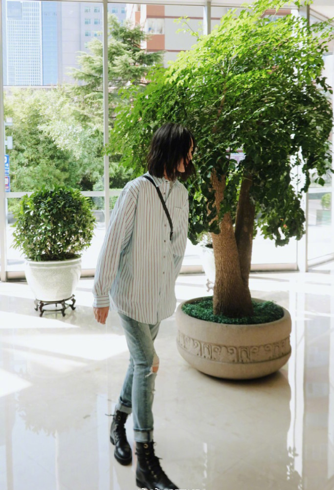 刘雯私服穿条纹衬衫,配破洞牛仔裤,这样的秋日