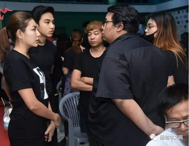 33岁缅甸男星突然离世,粉丝疯狂拍照导致葬礼