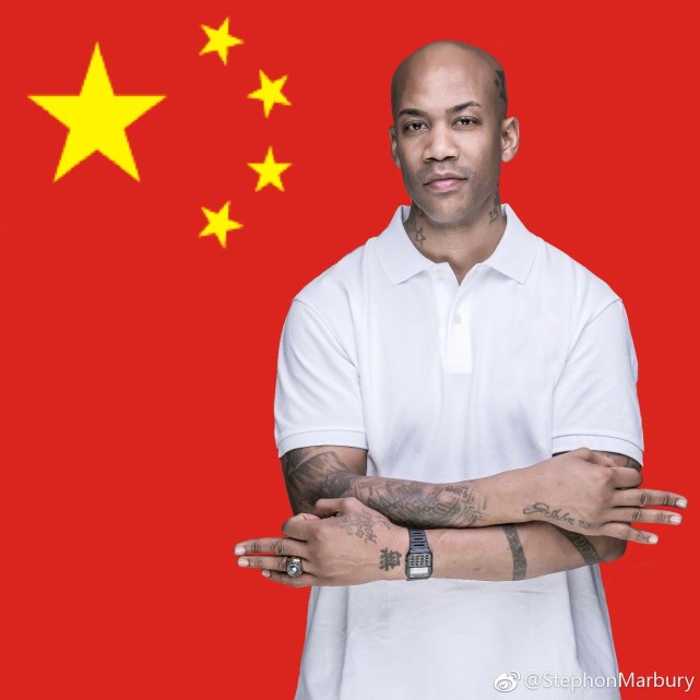 马布里晒出游照片感谢中国 头像背景变五星红旗引关注