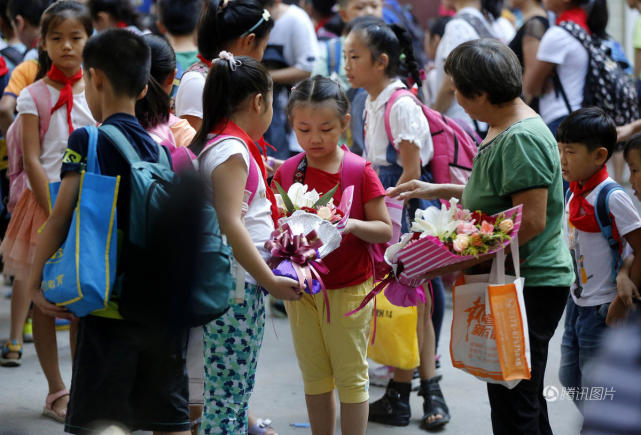 教师节到来 小学生扎堆给老师送花