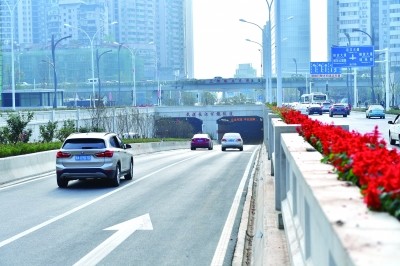 南湖居民首次在家门口坐地铁上班