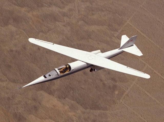 全球最奇特的小飞机:机翼可旋转60度 歪着翅膀