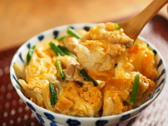 在日本花100元吃亲子井,看到里面的菜,才知这