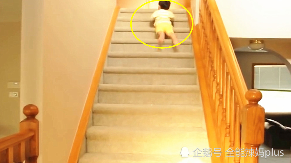 老爸喊1岁婴儿下楼喝奶,下一秒宝宝的举动,爸