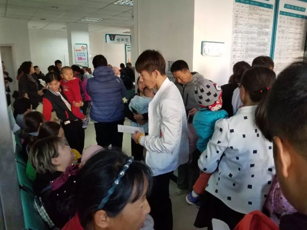 长春社区服务站超负荷 排队扎堆打疫苗