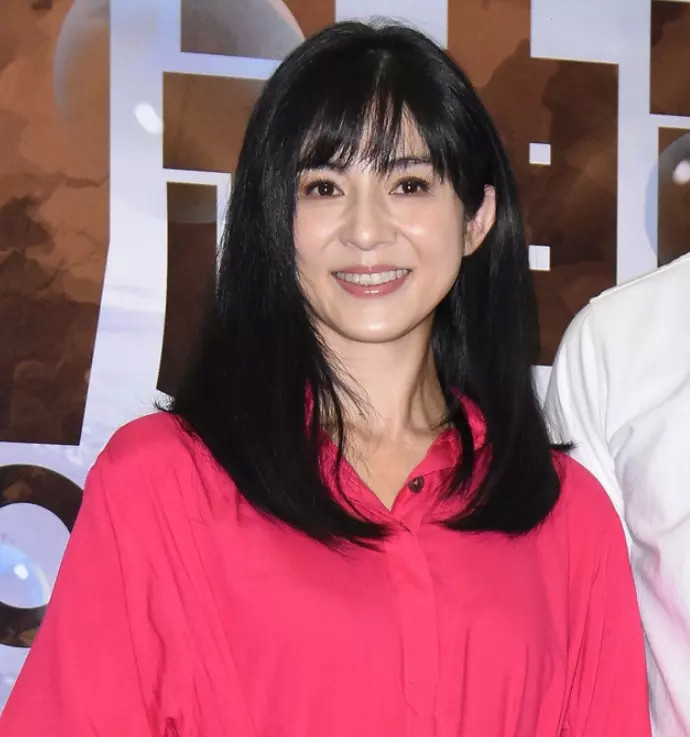 她和成龙张国荣拍电影，与吴奇隆金城武传绯闻，今44岁美貌依旧