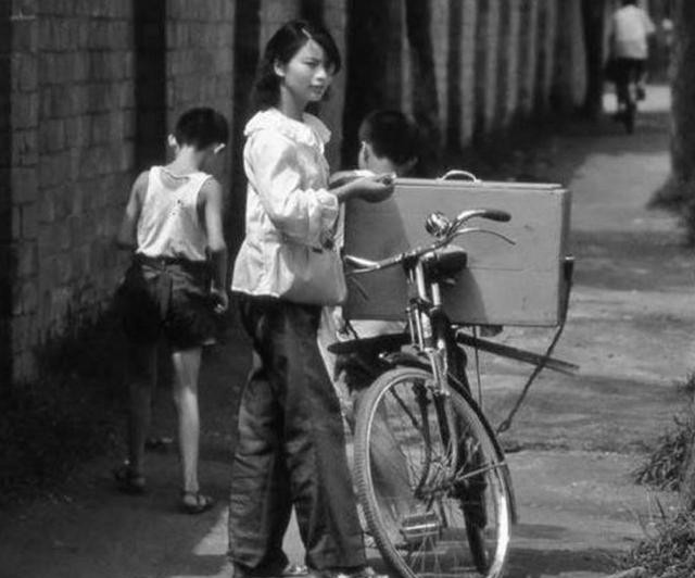 1982年中国老照片:图1快要绝迹了,最后一张是中国人的骄傲!