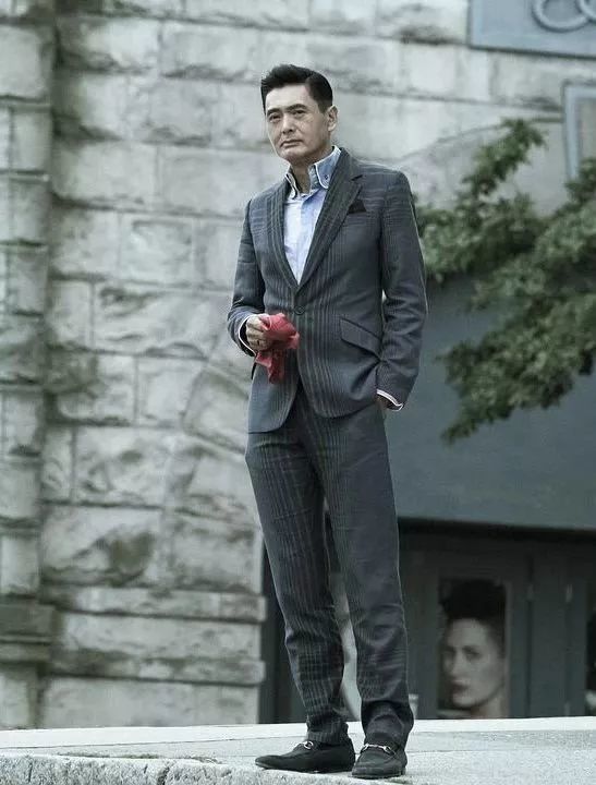 逆袭成为影帝,如今身家56亿却每天去菜市场买