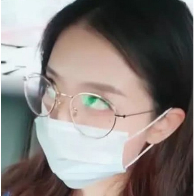 抖音小姐姐"翻白眼"涨粉百万,摘下口罩那一刻,网友:嫁