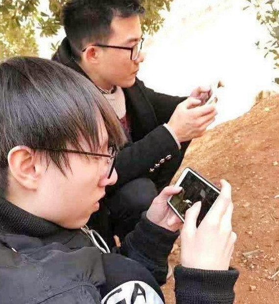 mlxg,和普通农民的孩子一样,和朋友蹲在地上和朋友玩