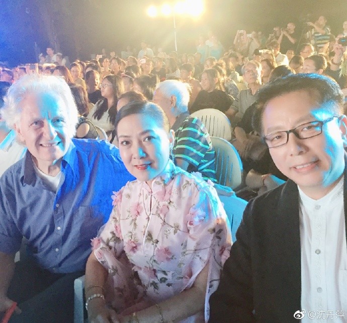 24岁嫁38岁外国老公,40岁带女儿回国,今58岁还