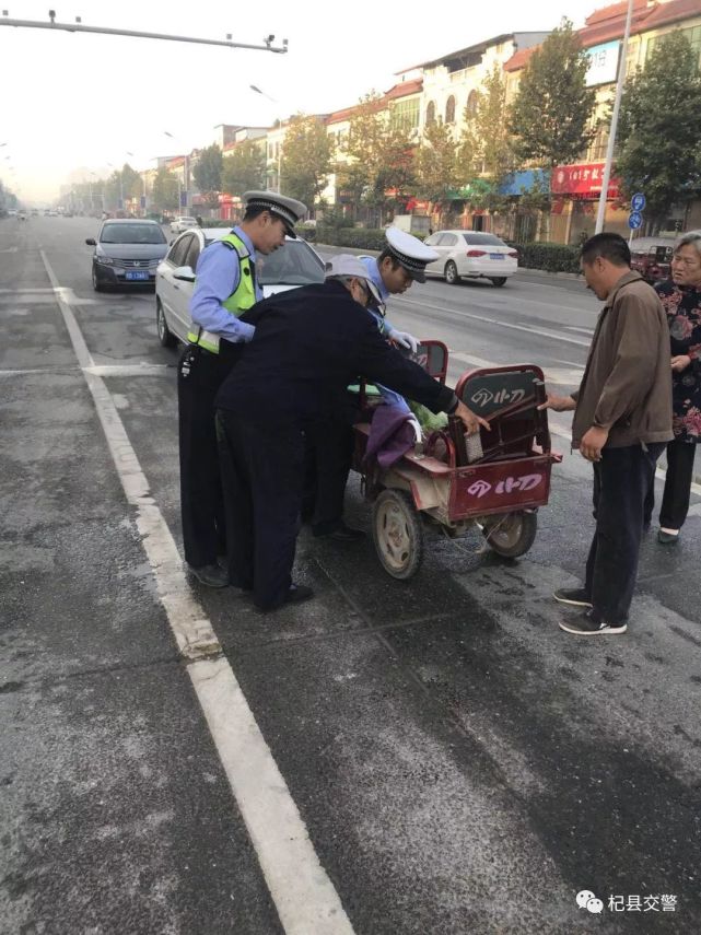 逆向行驶避急车辆不幸翻车 杞县一老人被送往医院