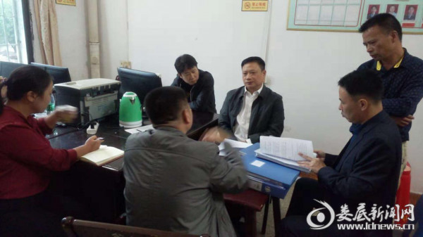 涟源市委政法委到金石镇督查指导扫黑除恶工作