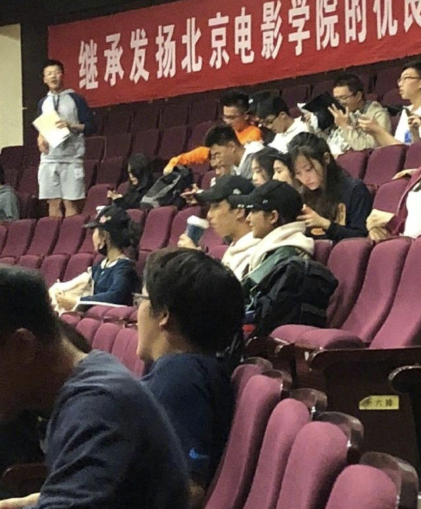 关晓彤吴磊一起上下课，俩人坐一起有说有笑，小时候同框旧照曝光