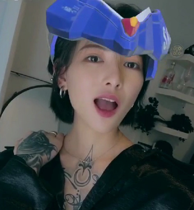 美女"最性感舌头"爆红,最后一个动作撩男无数,网友:求