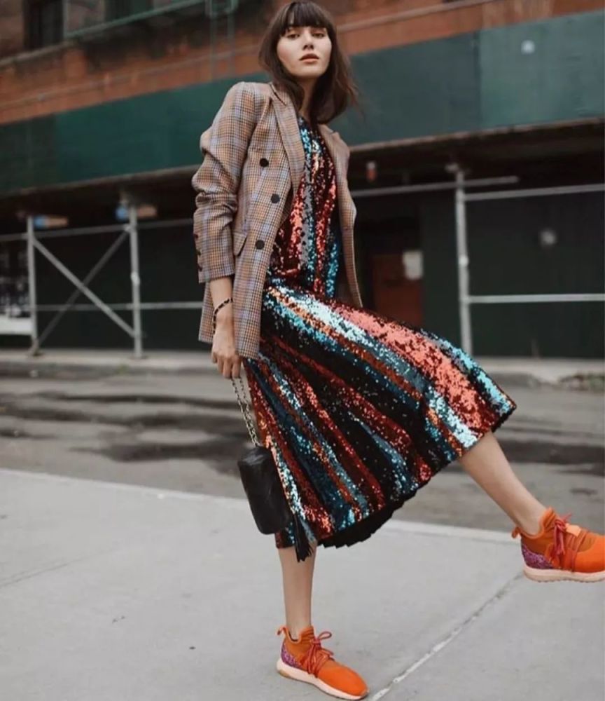 今年秋天最流行的搭配!你的长裙子还能接着穿