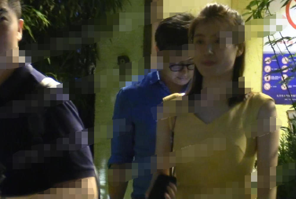 王岳伦不止两次被拍到和美女夜宴，还有一次被灌醉