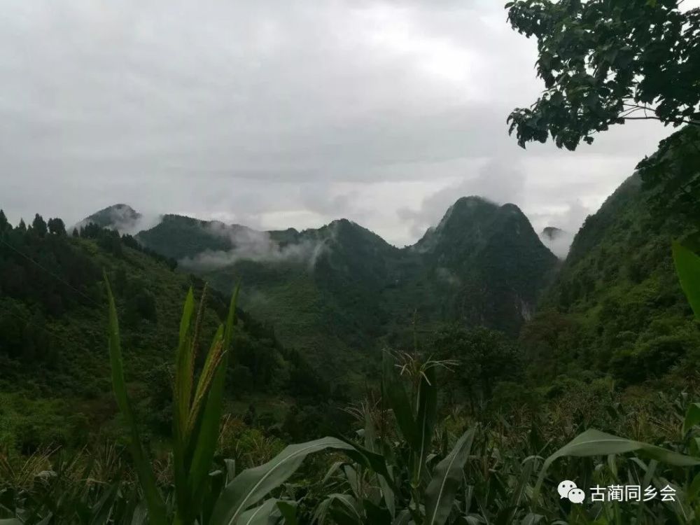 关门石,位于古蔺县椒园镇的苏门村与白泥乡的菜板村,三台村交界的