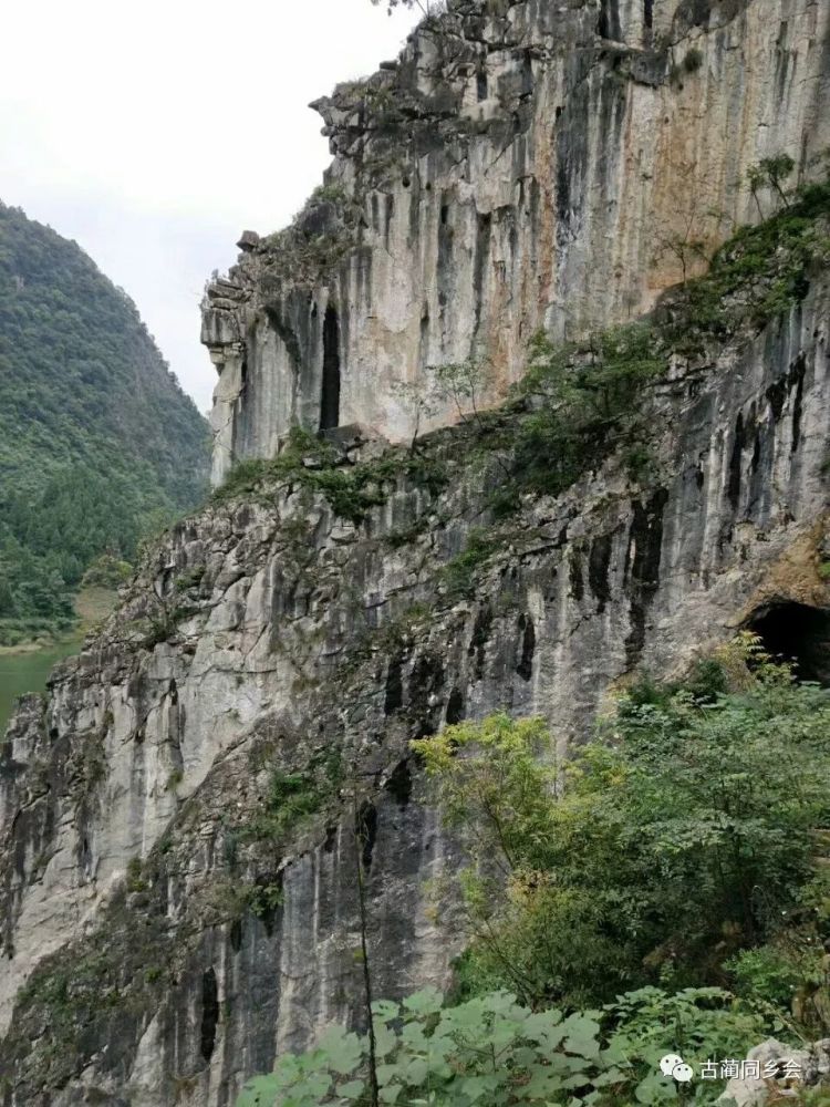 关门石,位于古蔺县椒园镇的苏门村与白泥乡的菜板村,三台村交界的