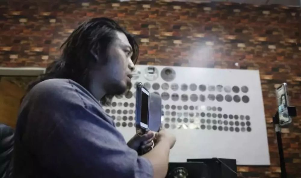 快手爱迪生被百万粉丝喊话:你敢发明有用的东