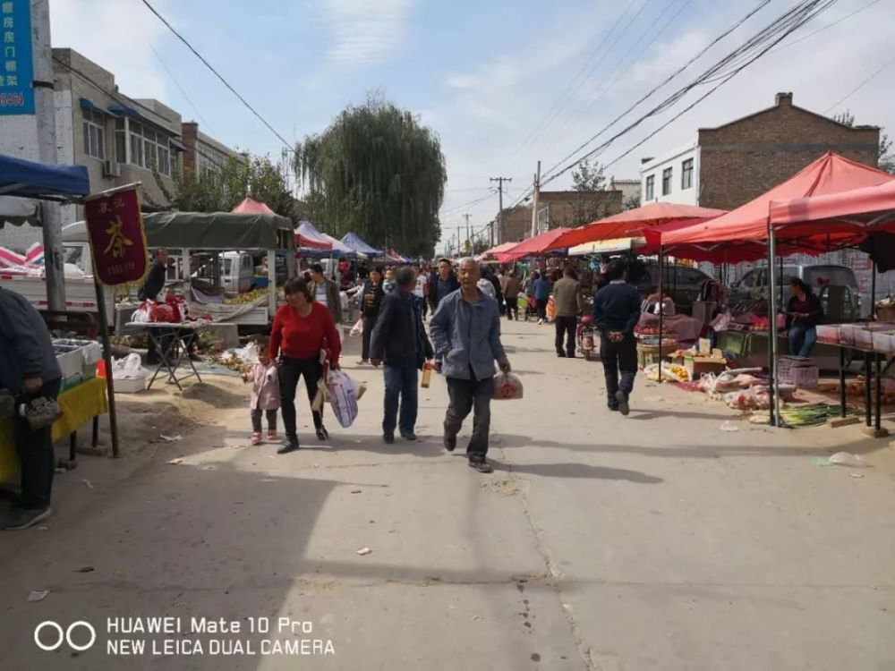 实拍:兴平阜寨镇兴户桥头的集市,规模宏大!