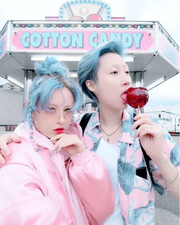 小龙女吴卓林叼香烟拍照，女友只穿内衣，指甲和杨丽萍有的一拼