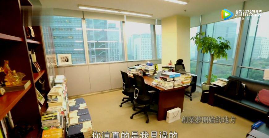 俞敏洪办公室不到10平米,和周鸿祎办公室相比,差距一