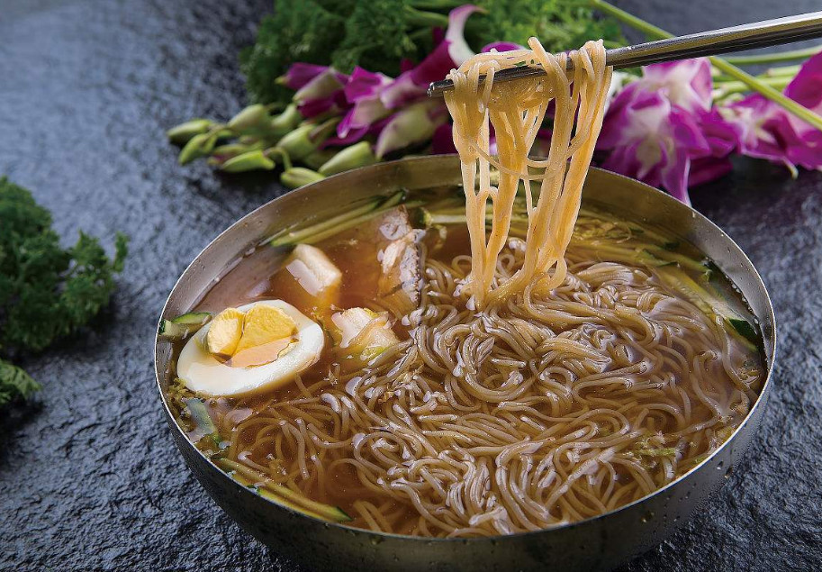 韩国人晒面食照,嘲笑中国人不会吃,网友:一看就