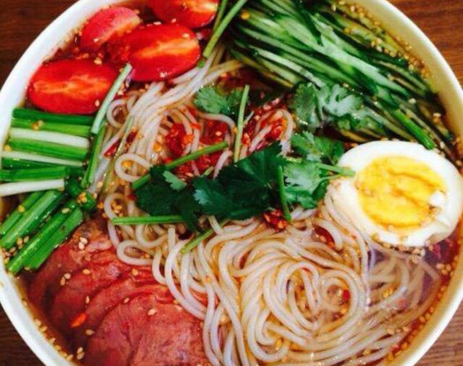 韩国人晒面食照,嘲笑中国人不会吃,网友:一看就