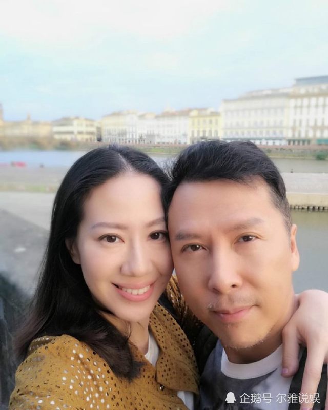 55岁甄子丹首曝老婆素颜照，原来他每天面对的是这样一个女人