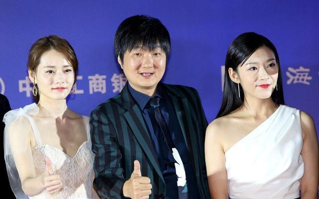 王大治近照，与郑爽闺蜜穿情侣装，貌不出众的他艳福一直不浅
