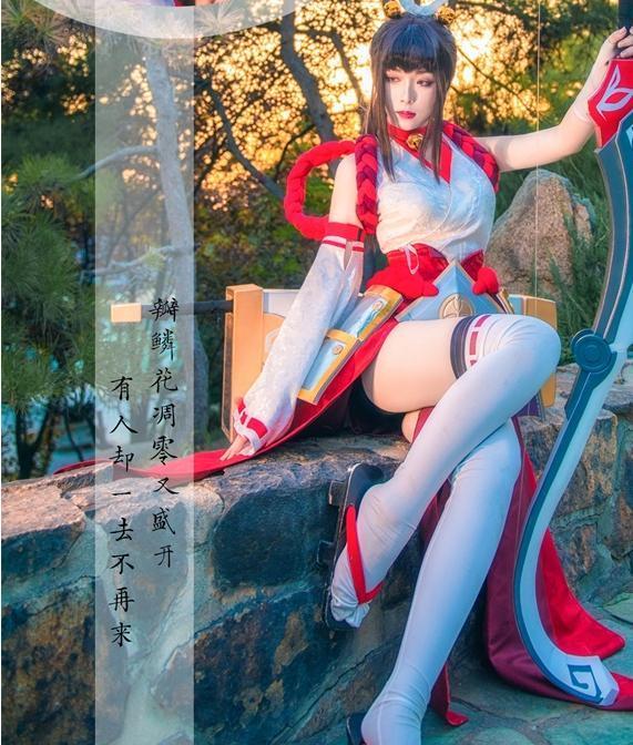 王者荣耀:真人版cosplay女巫伽罗,冷峻的脸简直就是"