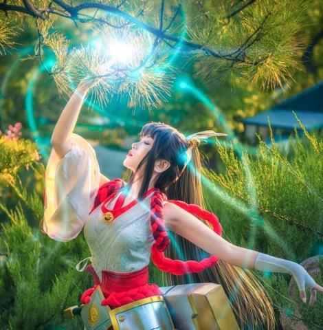 王者荣耀:真人版cosplay女巫伽罗,冷峻的脸简直就是"