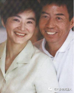 72岁秦汉剃掉胡子重返40岁，绅士儒雅网友盼与林青霞复合