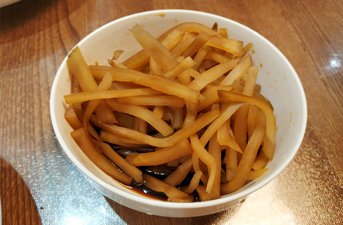 上班族的晚饭,4个下酒菜小酌两杯,这就很满足