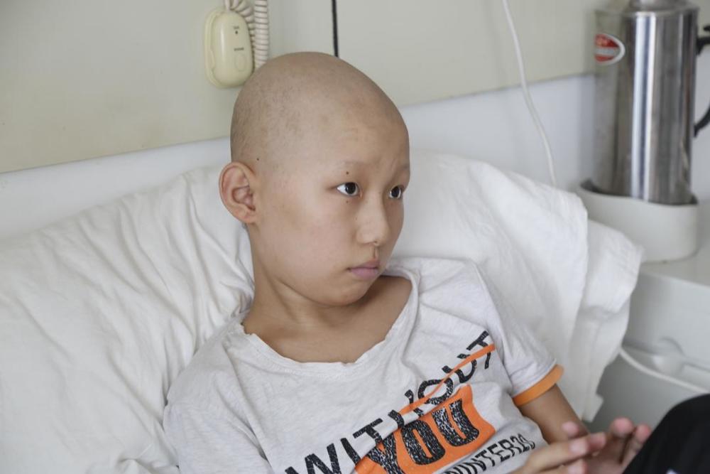 12岁男孩患重症生活难自理 爸爸一月工资不够