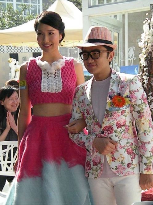 最萌女高男矮夫妻走红,看到男方正面照,一度以为手机