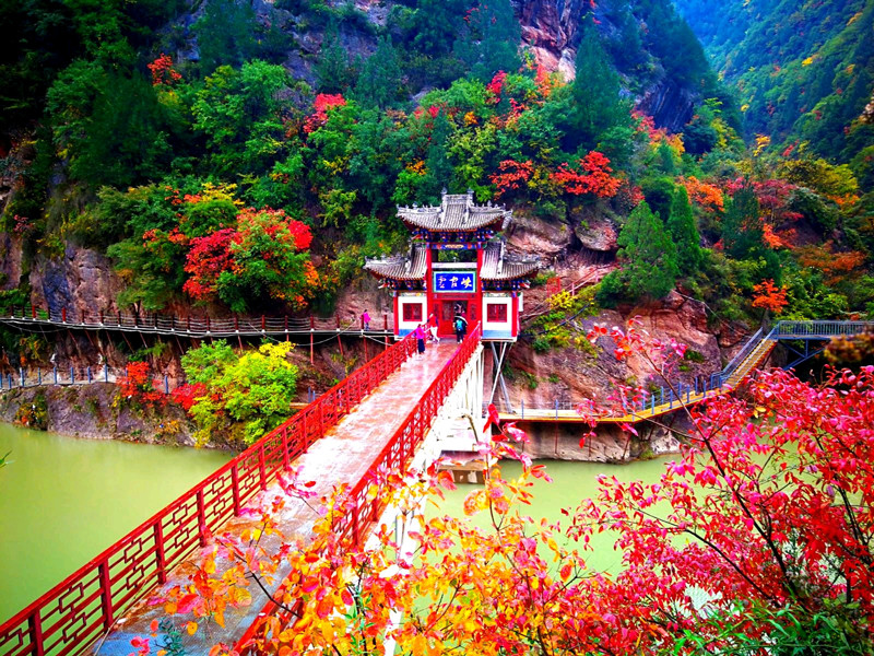 深秋凤县灵官峡景区,红涛泛波,醉了山水醉了游人