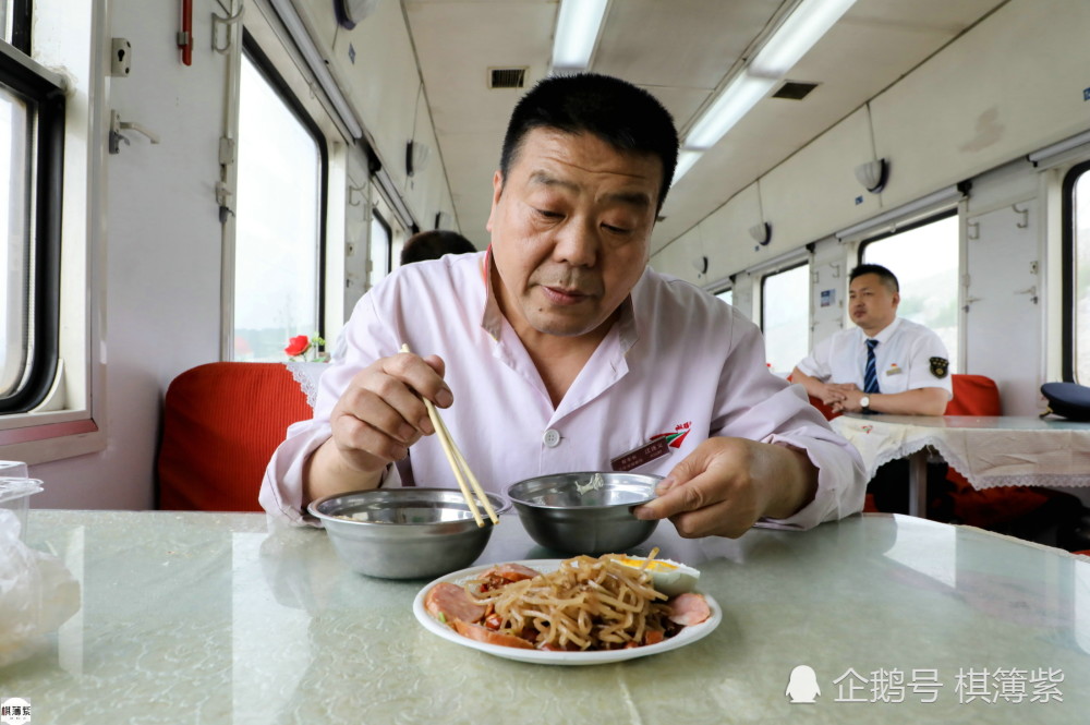 绿皮火车上的餐车:不做海鲜和凉菜?厨师凌晨2点烧煤做