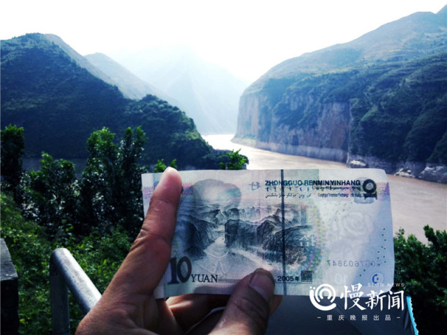 重庆小伙打卡人民币上景点、休学一年买车环游