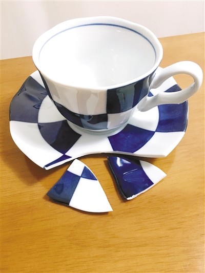 女子逛商场打碎咖啡杯托盘 遭索赔近千元