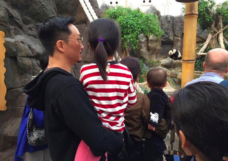 郑中基一家4口外出游玩，爸爸抱女儿妈妈抱儿子，网友：太羡慕