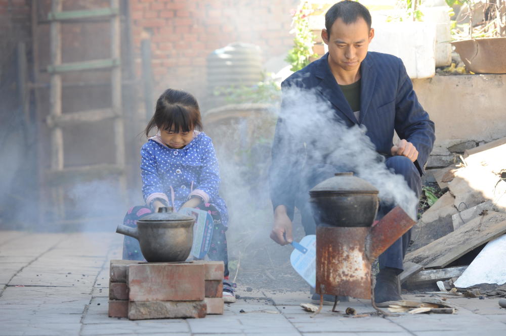 父女俩同患重症一人守一口砂锅续命,天天玩喝