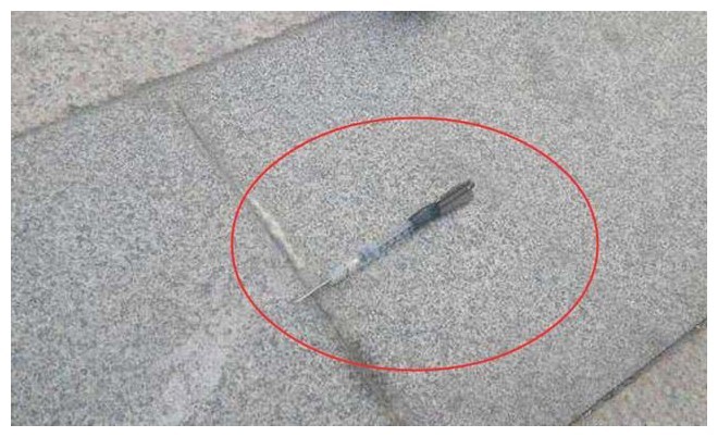 带狗狗出门散步,狗狗突然倒地抽搐,一查身体,主