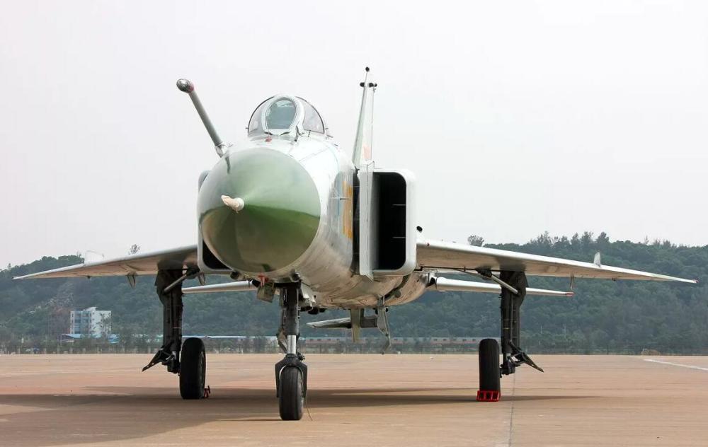 被总师寄予厚望的近距格斗王歼8,为何多次格